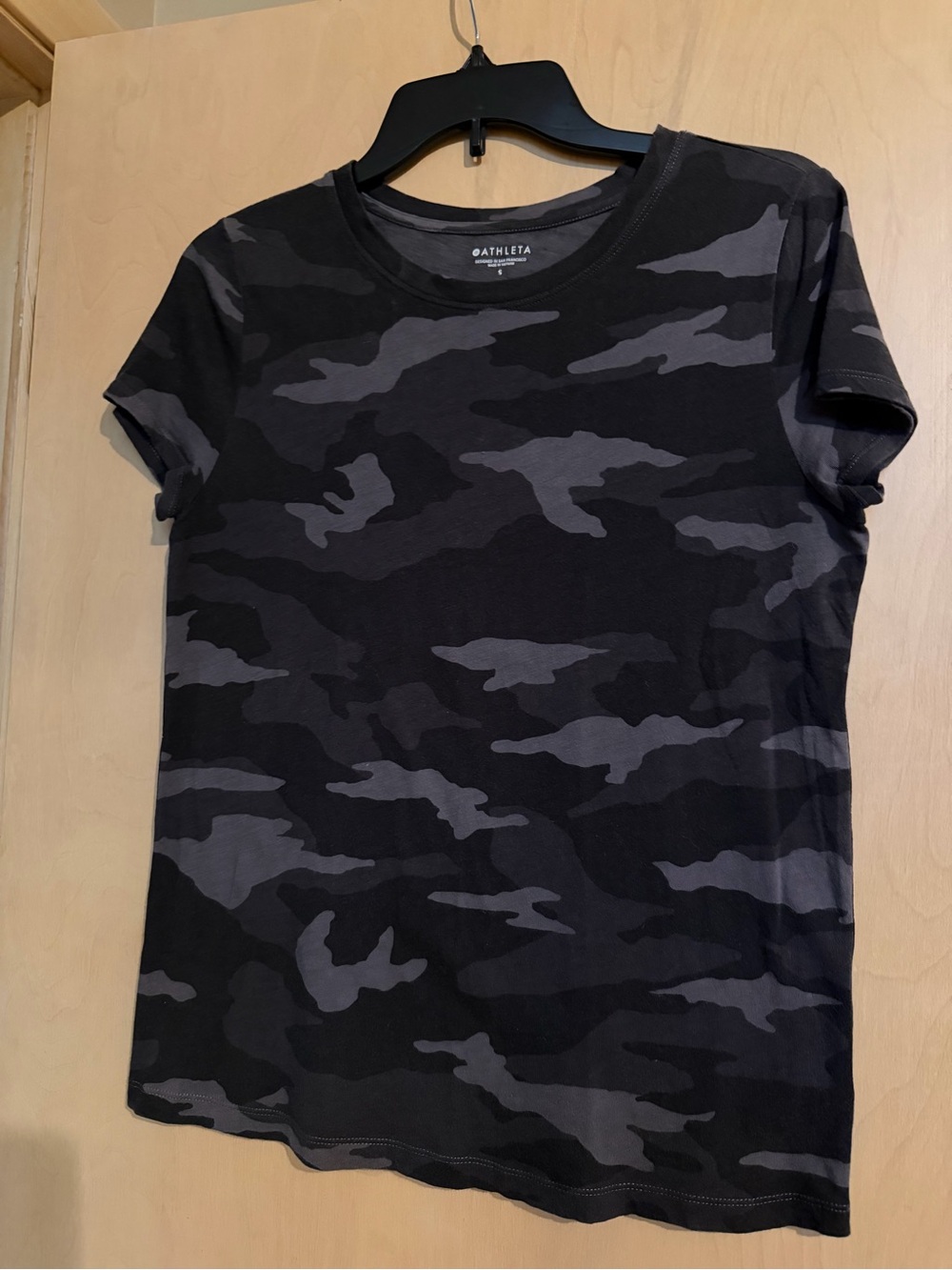 Athleta camo tee in shades of black & gray. Sz S